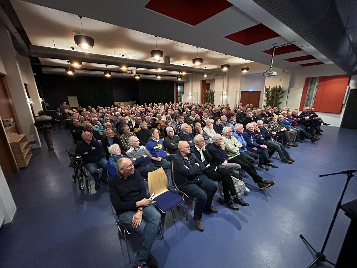 HVMaassluis's tweet image. Propvolle zaal de Lepelaar in Theater Koningshof tijdens de 'Historische Avond' met een presentatie van Henk van der Lugt over de scheepsrampen die plaatsvonden in de monding van de Nieuwe Waterweg.

#maassluis #historischeverenigingmaassluis #hvm #nieuwewaterweg #scheepsrampen