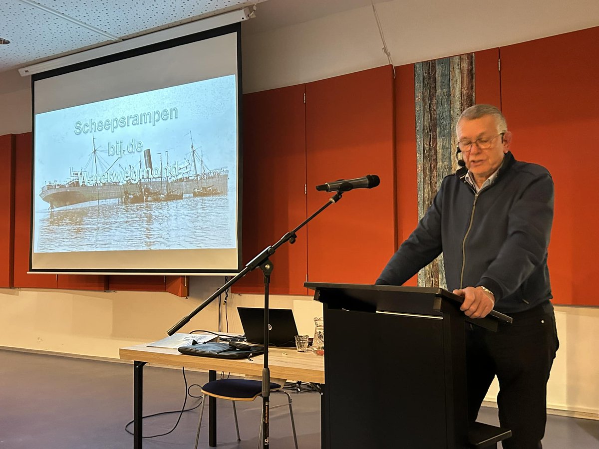 HVMaassluis's tweet image. Propvolle zaal de Lepelaar in Theater Koningshof tijdens de 'Historische Avond' met een presentatie van Henk van der Lugt over de scheepsrampen die plaatsvonden in de monding van de Nieuwe Waterweg.

#maassluis #historischeverenigingmaassluis #hvm #nieuwewaterweg #scheepsrampen