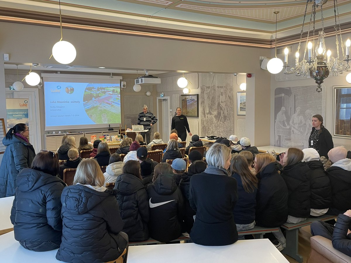 Paljonko mahtuu innokkaita 7-luokkalaisia yhden päivän aikana <a href="/LukeFinland/">Luonnonvarakeskus</a> Maaningan toimipaikkaan? Tänään vierailulla 180 <a href="/Siilinjarvenkun/">Siilinjärven kunta</a> Ahmon koulusta. #Tulevaisuus  muovautuu myös #tutkimus ja #nuoret kautta.