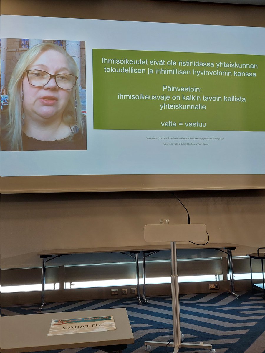 Autismiliitto's tweet photo. Johanna Vuori-Karvia kommentoi ihmisoikeuksia neurovähemmistön näkökulmasta. Tilanne on paha. Askeleet yhdenvertaisuuteen: 
👉 kohtuulliset mukautukset
👉 positiivinen erityiskohtelu
👉 yhdenvertainen ympäristö, "design for all"
@jkarvia #talvipäivät2024 https://t.co/F6z5Uz5n2Z