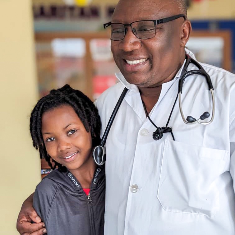 💌 DES NOUVELLES DE LA 4500ème ENFANT PRISE EN CHARGE Un chiffre et un prénom symboliques pour Happy qui est très heureuse depuis que nous avons réparé son cœur. Elle a revu le Dr Busha, l'un de nos médecins référents en RDC, et les nouvelles sont bonnes 3 mois après son retour!