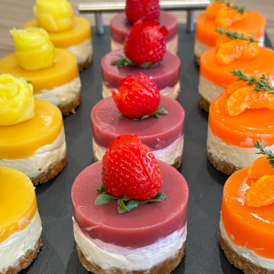 WE WERE SEARCHING FOR CHEESECAKES So, we turned to the one person we knew could make our cheesecake dreams come true. Our favourite baker Saku. And she made cheesecakes with our smoothies. We might be bias, but we reckon these cheesecakes are the best thing we've ever eaten.