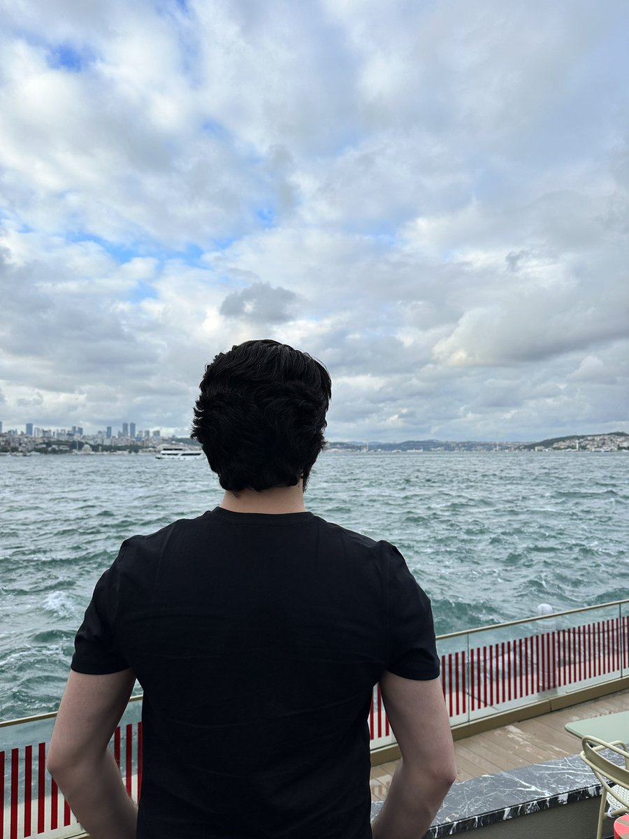 Gözlerim denizde kaybolurken, içimdeki fırtınaları yatıştırmaya çalışıyorum. Belki de en derin düşler, denizin sonsuz maviliğinde saklıdır.