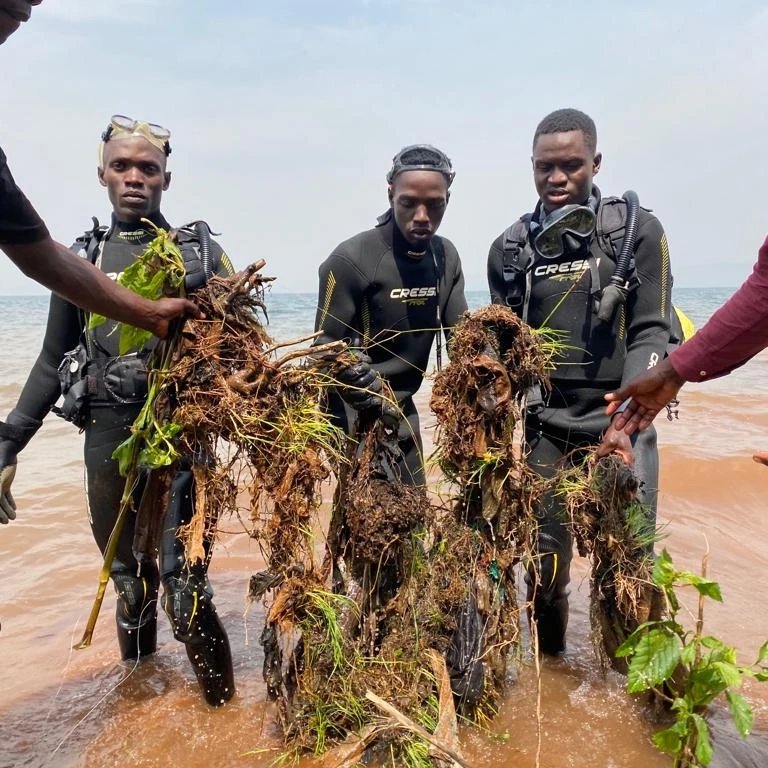 UgandaRangers's tweet photo. Establishing #NetHubs 2 recover and collect #ALDFG ‘ghost gear’ with#OEOO #GGGI. Racing against time to stop eco-systems destruction #fishtrapping hence starving #breakingdownintomicroplastics to endup in the food chains resulting into ill health, and livelihood disruptions. https://t.co/physjWtMJn