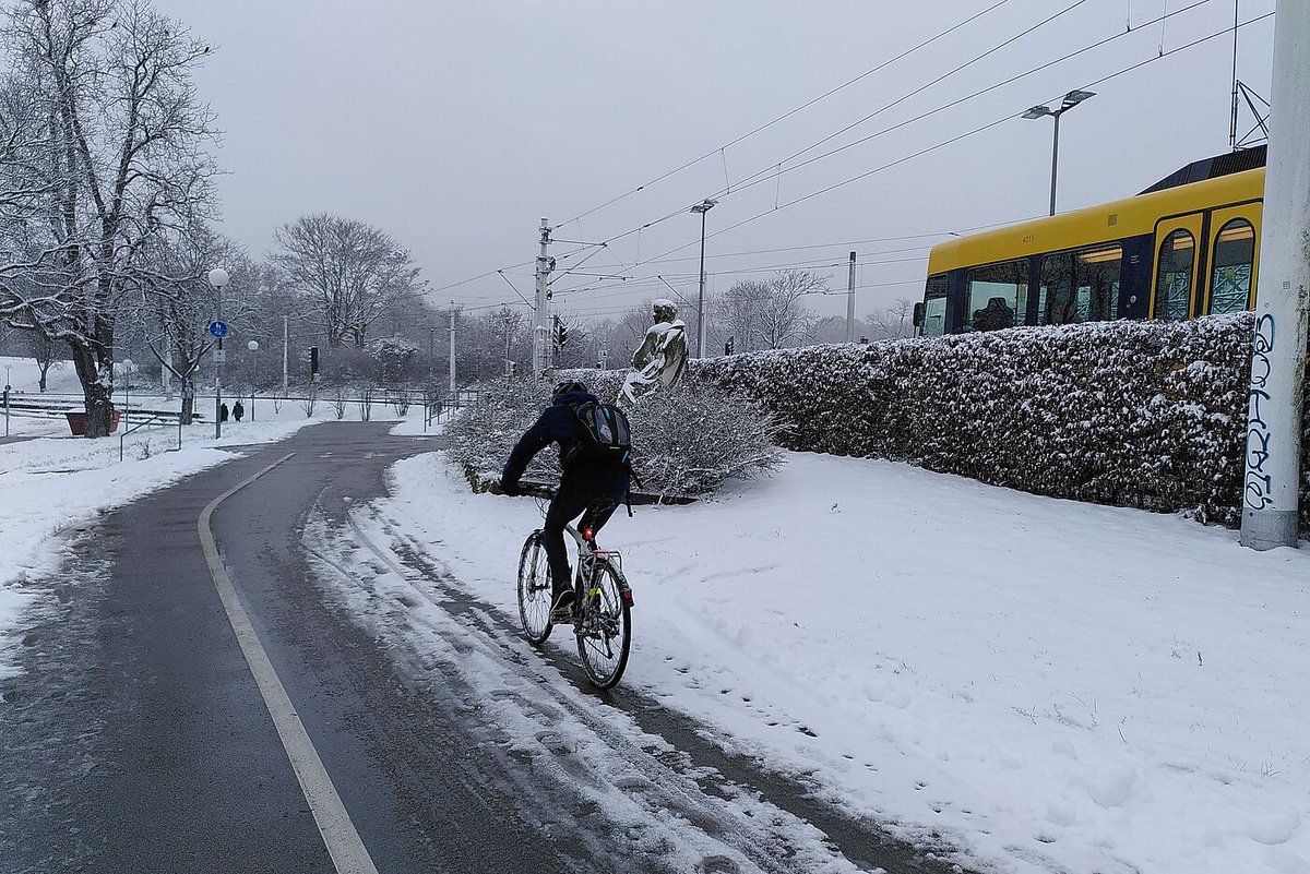 ADFCNRW's tweet photo. Heute ist der i #winterBiketoWorkDay  Damit danken 🙏 der Fahrrad-Club @FahrradClub und Fahrradinitiativen wie @radwendebochum  in diesem  Jahr wieder den Menschen, die ganzjährig mit dem Fahrrad zur Arbeit  pendeln. https://t.co/q6tL6LFgCe  #WinterBiketoWorkDay #FFA https://t.co/oR88bRHjsE