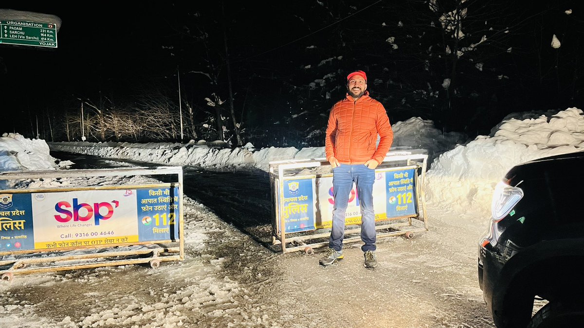 BharatFalswal's tweet photo. Midnight &amp; Early Morning SnowDrive in &amp; around Manali ❄️ 
Failed to cross Atal Tunnel due to heavy Snowfall in Dhundi Area⚠️

#manali #HimachalPradesh #snowfall #snowdrive #4x4 #SUV #fordendeavour #Ford #imaroadtripper #motorheadbharat #lovetravellovedrive 
@FordIndia @suvowners https://t.co/uGX5GvnQRm