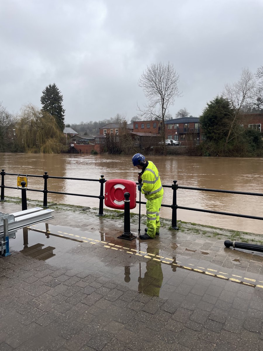 Our <a href="/EnvAgencyMids/">Environment Agency Midlands</a> #Worcestershire field team supported by our #Gloucestershire field team are on site deploying #Severnside Phase 1 of our demountable flood barrier in #Bewdley this morning <a href="/WorcsTravel/">Worcs County Council Highways & Travel</a> <a href="/WyreForestDC/">Wyre Forest DC</a>