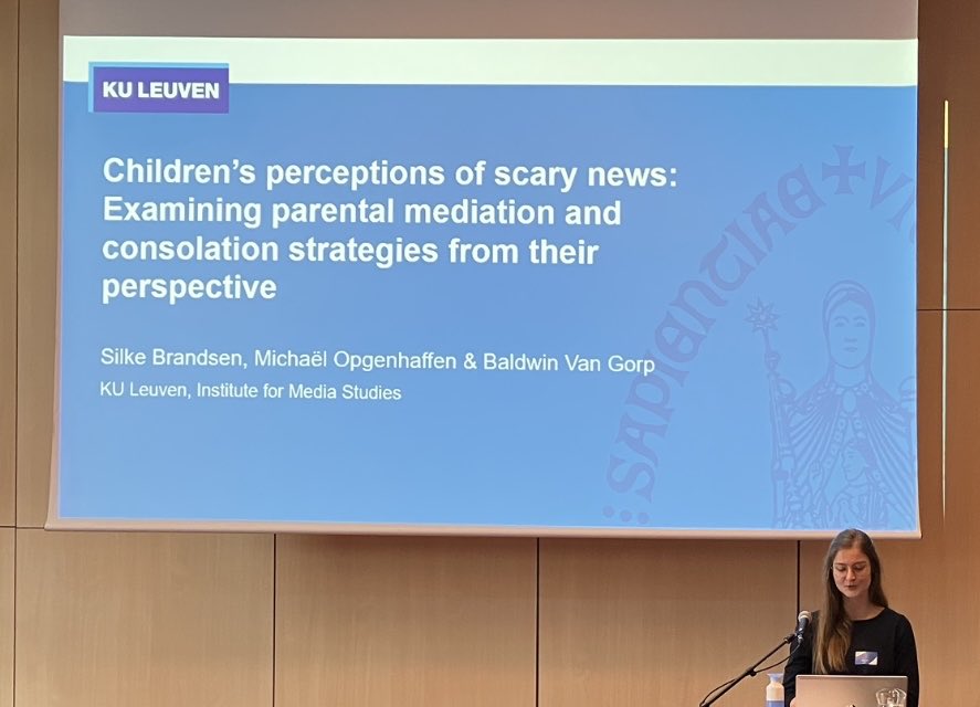 ⁦@SilkeBrandsen⁩ presenteert op #etmaal24 haar studie naar wat kinderen angstig maakt wanneer ze nieuws kijken. Jonge kinderen (8-9) vinden eng als ze menen dat het ook hen kan overkomen. Oudere kinderen (11-12) zijn kritischer en zijn zich bewust dat nieuws ‘gemaakt’ wordt