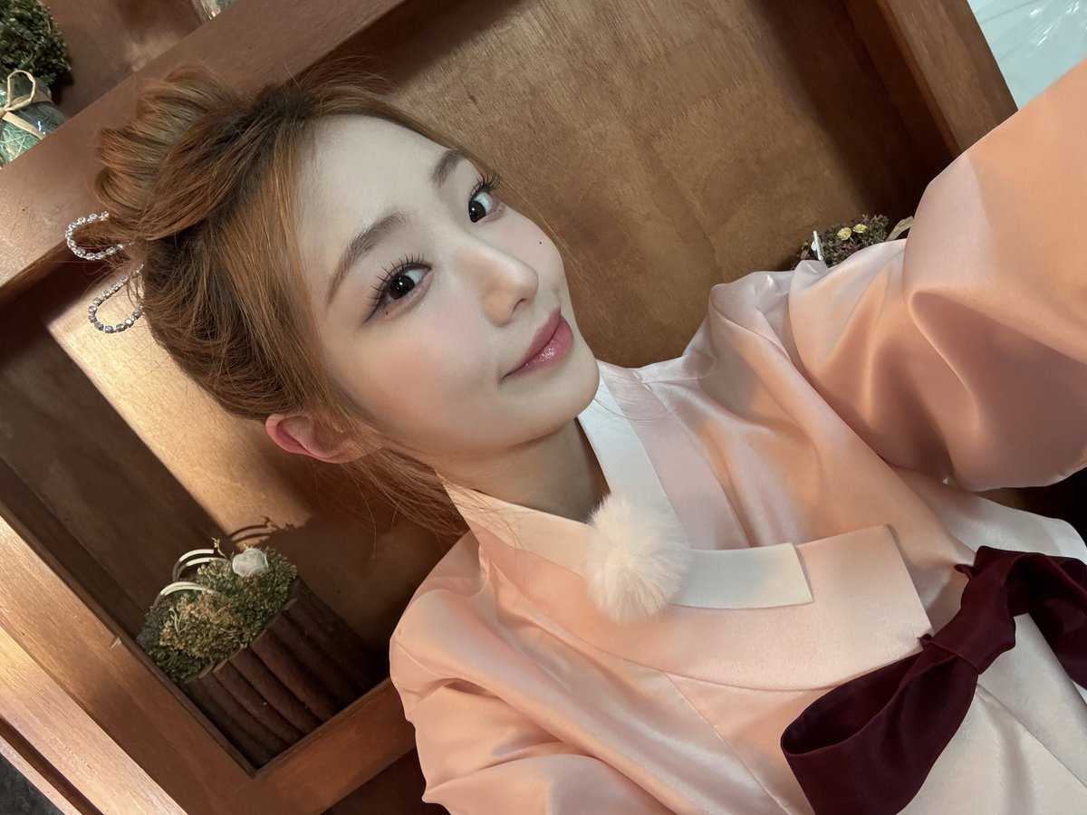 [📷]

크루 우리 한살 더 먹었다 맛있다 냠냠

#여진 #YeoJin
#루셈블 #Loossemble