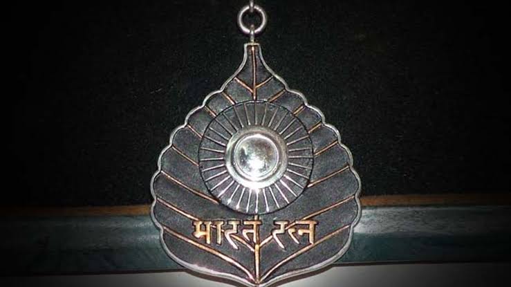 एक बार फिर भारत रत्न की दौड़ में क्षत्रिय ख़ाली हाथ रह गए।

इस बार 5 महापुरुषों को भारत रत्न दिया गया है, इनमें

3 सवर्ण और 2 OBC हैं। 

सवर्णों में 2 ब्राह्मण और एक अन्य सवर्ण, OBC में 1 जाट और 1 नाई हैं।

आज तक कुल 53 भारत रत्न दिए जा चुके हैं इसमें क्षत्रियों को 0 भारत रत्न