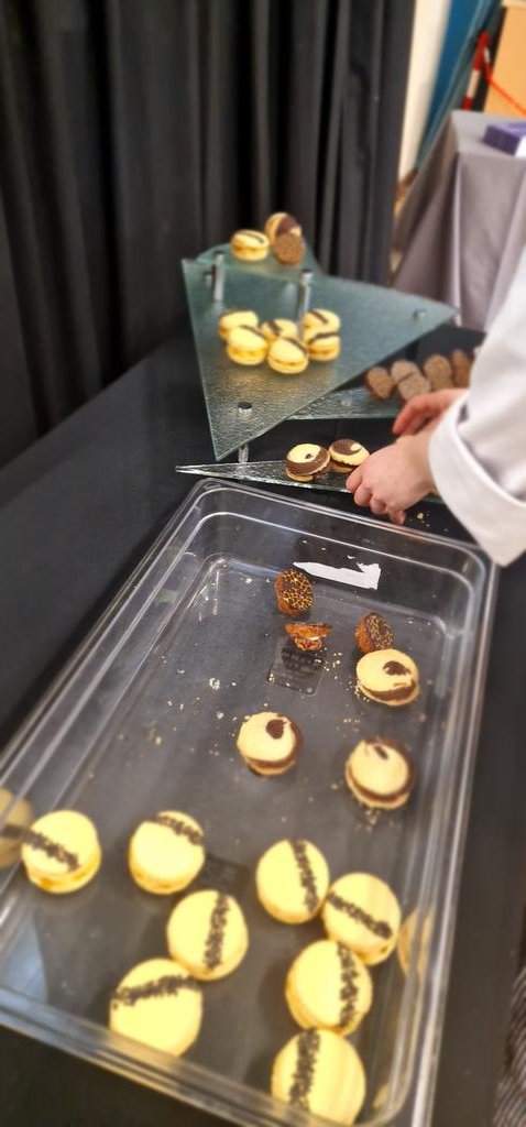 HarrisWaynechef's tweet photo. Petit Fours and Bakery @EastavenueRest @Eastleigh_Col @yourCOPC @FcotGallery @FarehamCollege @Craft_Guild @loobbylou70 @ferguschef https://t.co/0IDHdmWgP2