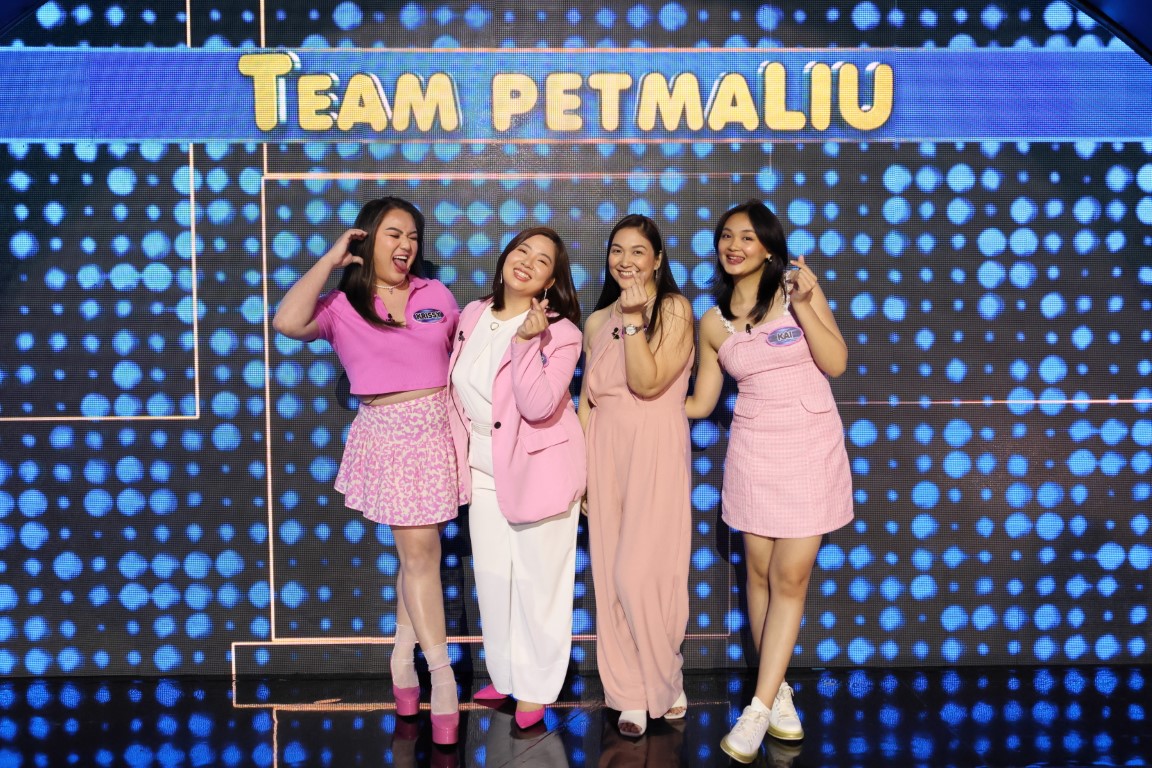 FamilyFeudPH's tweet photo. PRETTY IN PINK! Team PetmaLiu is headed by socmed star and Team Payaman member Krissy Achino along with sisters Steph Liu, Sheryll Liu and niece Kai. 🎀 

#FamilyFeudPH | February 9, 2024
#FeudChinoys https://t.co/RUYZhfaghV