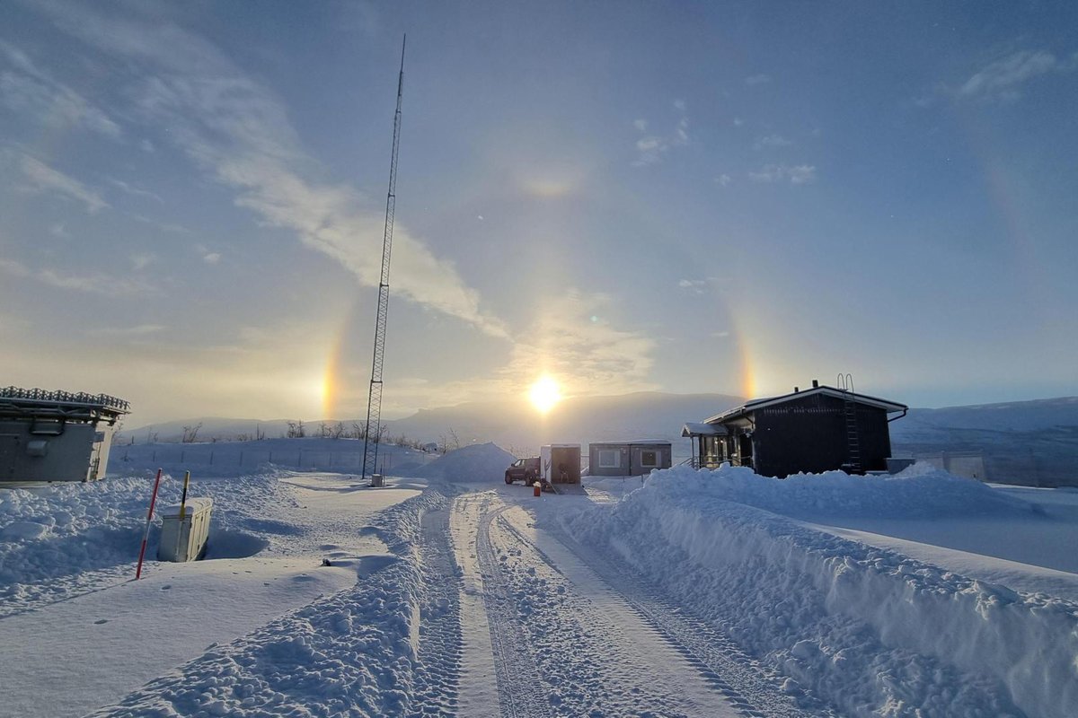 EISCATofficial's tweet image. Beautiful sun dogs (parhelia) at #EISCAT3D Kaiseniemi yesterday. 📷Robert Juhlin