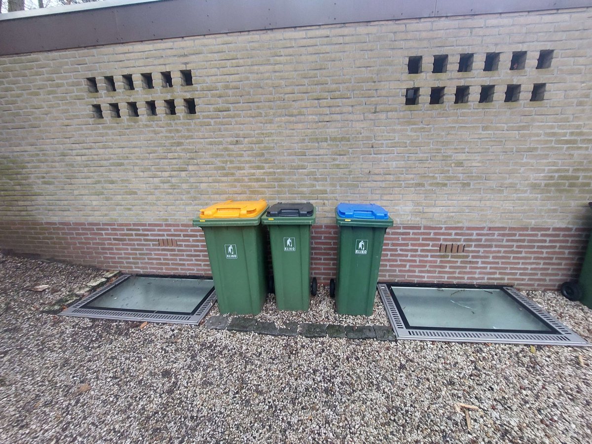 Want to upgrade your own basement lightwell yourself? Why not.

This customer in Ede (Netherlands) removed the existing grilles from their lightwell and installed our Lucernario. 

 #BasementRenovation #NaturalLight #DaylightBasement #BasementDesign #LightwellUpgrade