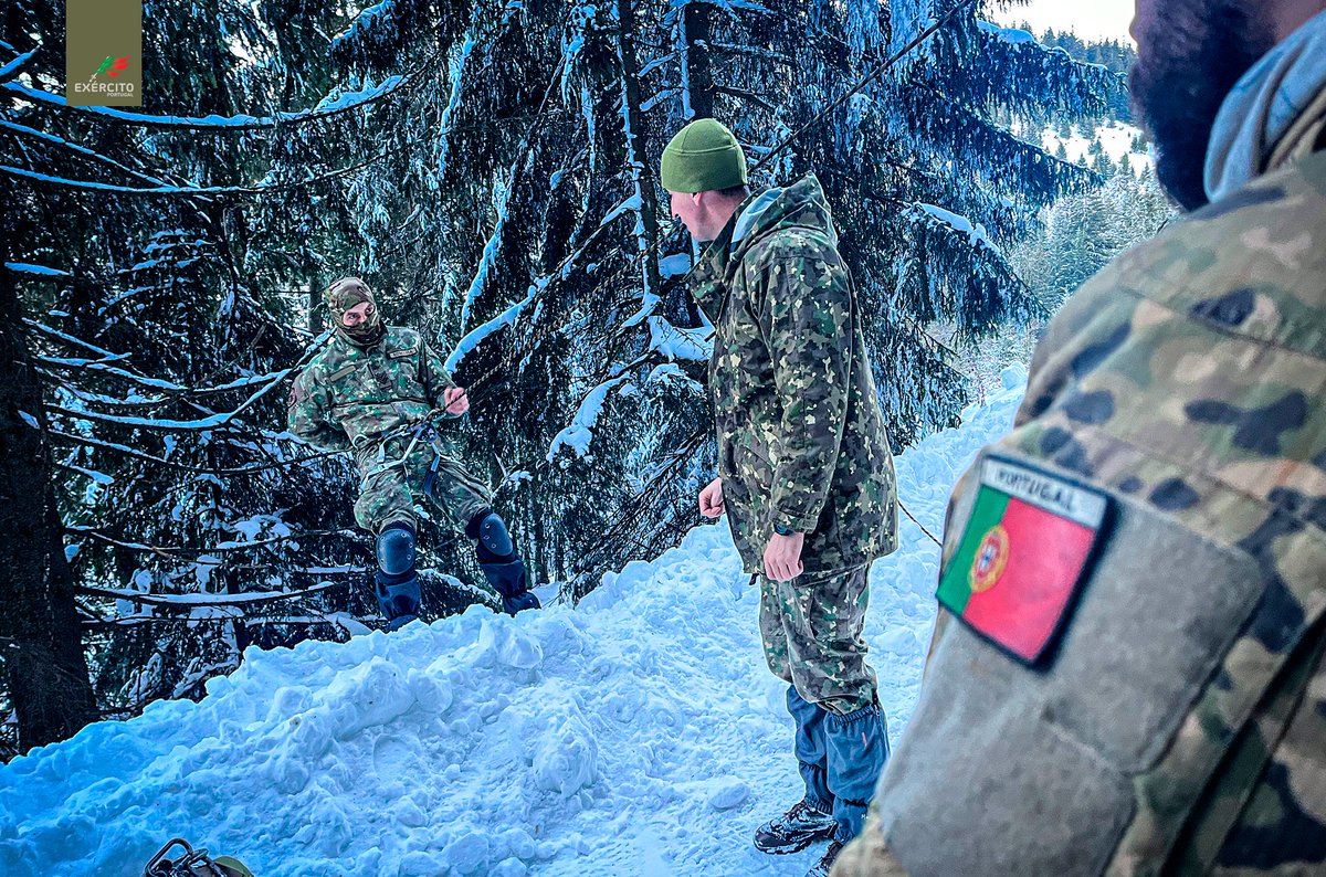 Exercito_pt's tweet photo. 4.ª Força Nacional Destacada 🇵🇹na Roménia testa capacidade de operação em montanha
👉No âmbito das "Enhanced Vigilance Activities" da NATO, a 4.ª FND participou no Exercício MOUNTAIN TRAINING 24.01, em conjunto com a Força Romena🇷🇴
#ExércitoPortuguês #4FNDROU #EMGFA #WeAreNATO https://t.co/LOUobHiNZ5