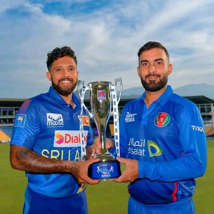 دونوں کپتان ون ڈے ٹرافی کے ساتھ پوز دیتے ہوئے 🏆

سری لنکا اور افغانستان کے درمیان ون ڈے سیریز کا آغاز آج سے پیلی کیلے میں ہونا ہے۔

📸: Sri Lanka Cricket

#AFGvSL I #SLvAFG I #ODISeries I #Cricket