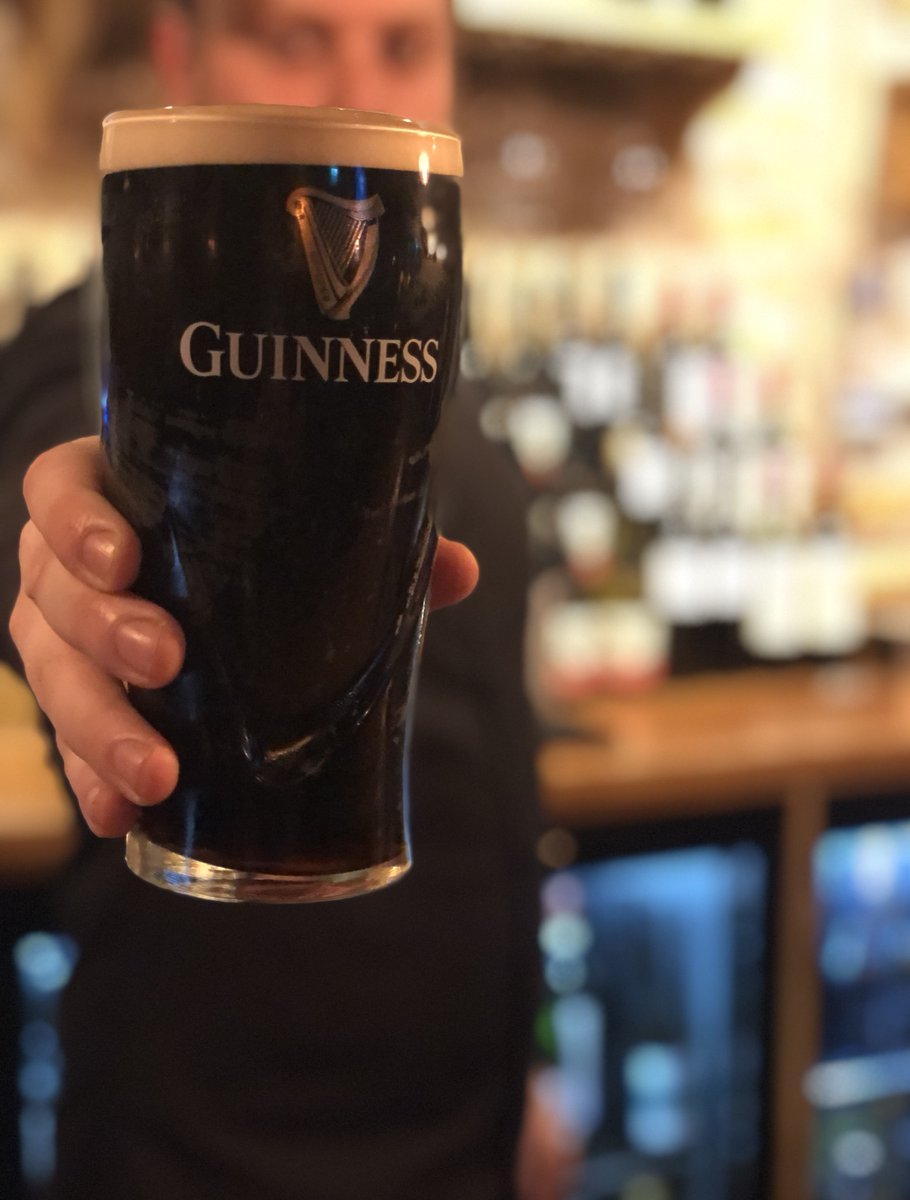 Guinness is pouring and Six Nations is on this weekend 🏉 

Don’t miss the action and book your table now! 

#sixnations #guinness #rugby #drinks #food #gastropub #chiswickpubs #chiswickpark