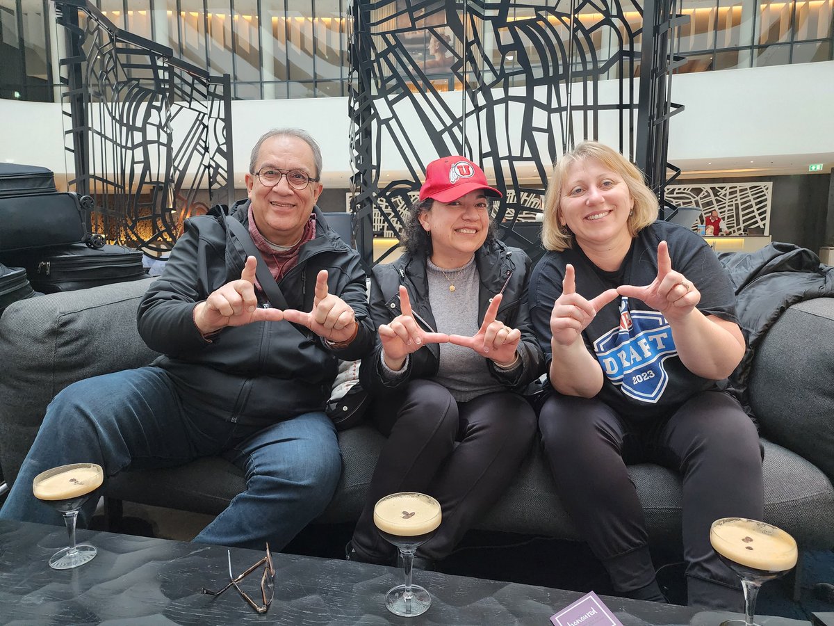 caraleones54's tweet photo. @mytigreGamboa @UUtah Happy Friday everyone from Amsterdam 🙏❤️ #flashtheU #GoUtes ❤️🖤❤️🙌 https://t.co/MCoZvQKtsm