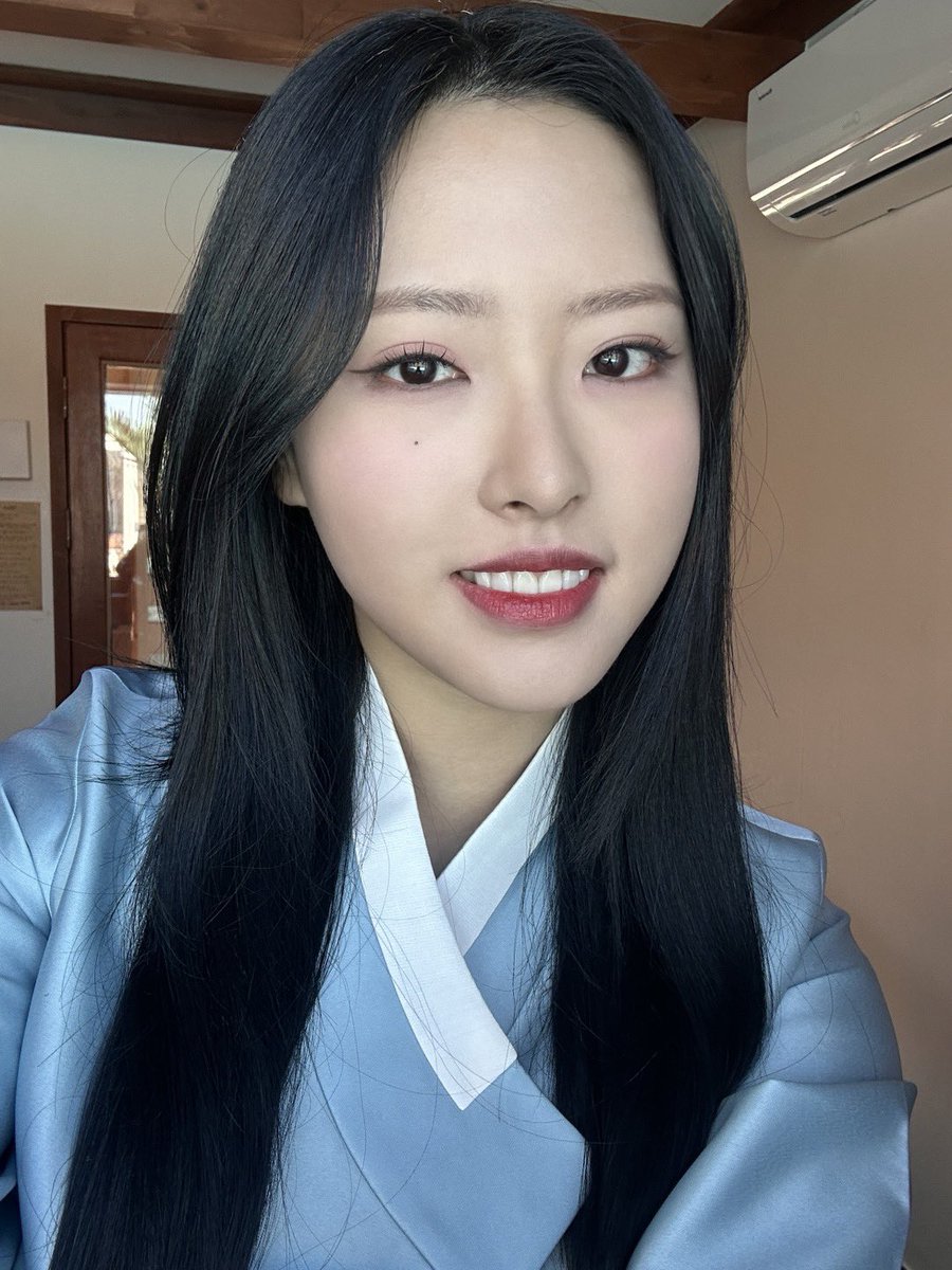 Loossemble_twt's tweet photo. [📷]

새해 복 많이 받으세요🙇🏻‍♀

#혜주 #HyeJu
#루셈블 #Loossemble https://t.co/iG1jEYNExn