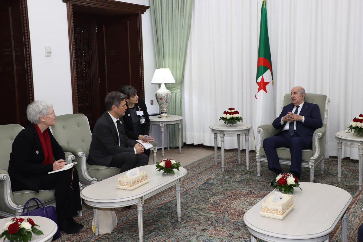 TheAlgiersPost's tweet photo. 🇩🇿🇩🇪| Le président de la République, Abdelmadjid #Tebboune, a reçu aujourd'hui le ministre fédéral de l'économie et du climat allemand, Robert #Habeck.

Les deux parties ont discuté de la coopération des deux pays sur le développement de l'#hydrogène et le projet du corridor sud de l’hydrogène « SoutH2 Corridor ».

Une table ronde a également eu lieu entre les représentants des pays concernés par ce projet à #Alger et qui a donné à la signature d'une déclaration conjointe pour le développement de ce projet. #Algérie #Hydrogen #Ecology
