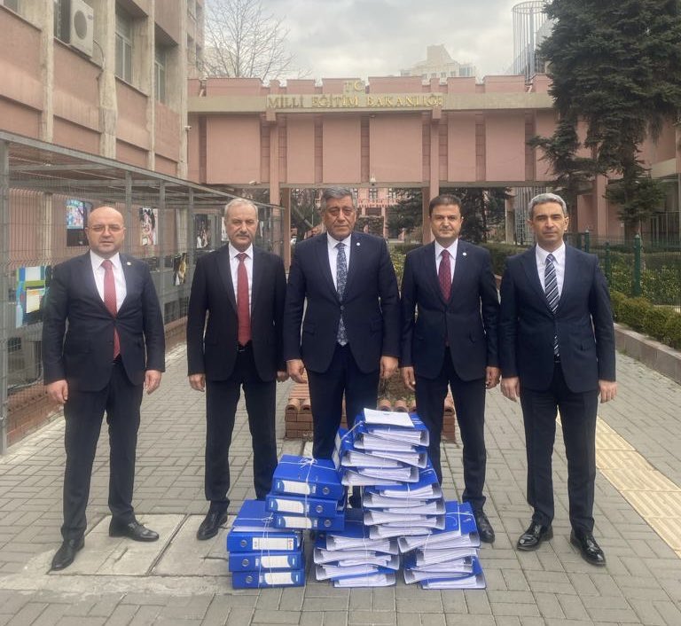 TalipGeylan06's tweet photo. EK DERS ÜCRETLERİNİN %100 ARTIRILMASI TALEBİYLE TOPLADIĞIMIZ İMZALARI @tcmeb ’E İLETTİK.

Ek ders ücret ödeme katsayısının gündüz öğretimi için 140’tan 280’e, gece öğretimi için 150’den 300’e yükseltilmesi için gerçekleştirilen kampanyamızda toplanan imzaları Personel Genel Müdürü Sayın @cftcblnt ’ye ilettik.

Bilindiği üzere, ek ders katsayı artışı en son 2006 yılında gerçekleştirilmişti.
Aradan geçen 18 yıllık sürede bir düzenleme yapılmadığı için ek ders saat ücretleri çok komik rakamlarda kaldı.

Ek ders saat ücretlerinin yetersizliğinin farkında olduğunu bildiğimiz Sayın @Yusuf__Tekin ’in bu konuda gerekli düzenlemenin yapılması için bir an önce tedbir alacağına inanıyoruz.