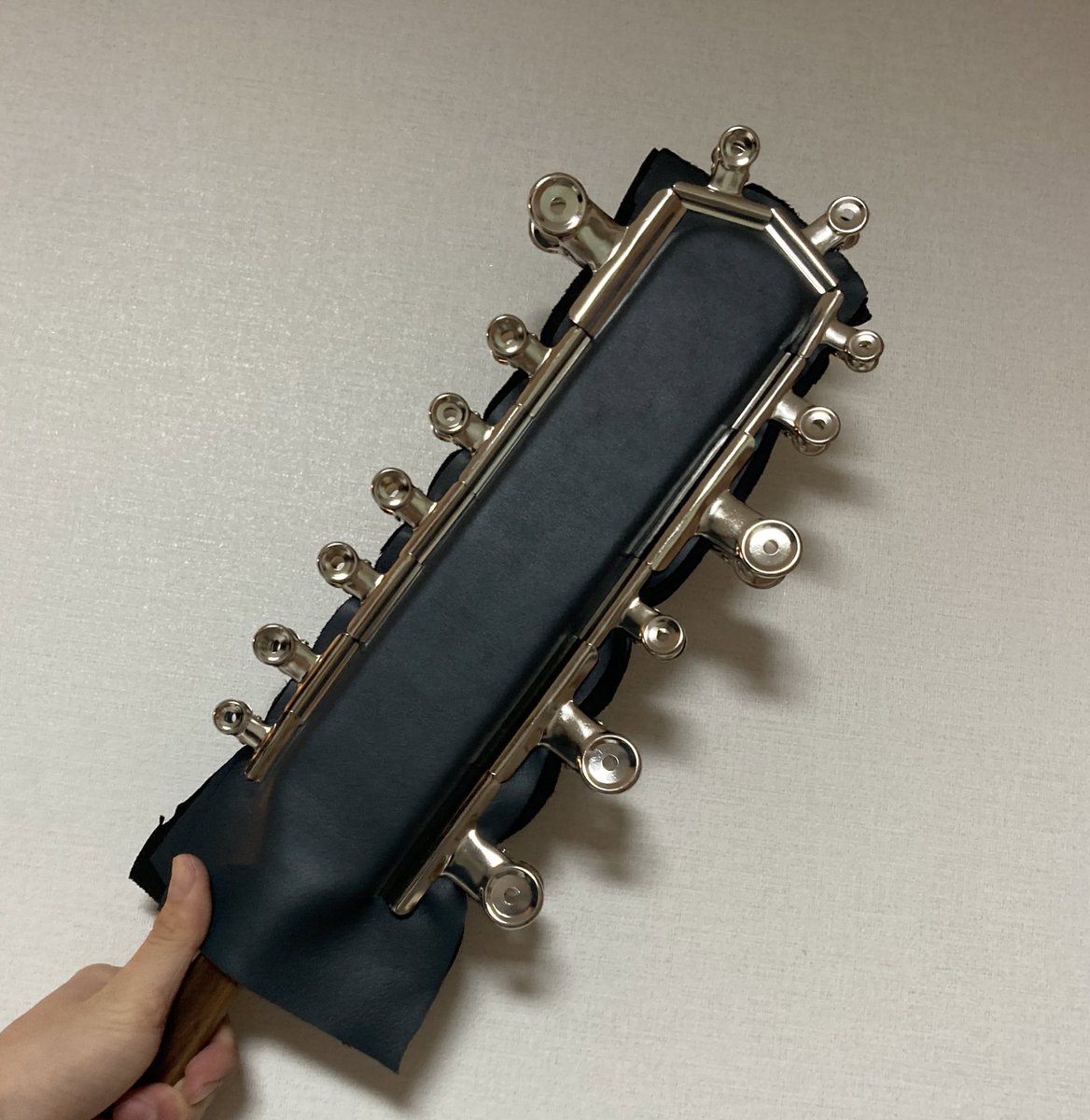 패들 커스텀 가죽 케이스를 만들고 있습니다. 기존에 가지고 있던 패들에 커버를 씌워줄 수도 있고, 동시에 가죽면을 가진 단단한 패들로도 이용 될 수 있을 것 같아요. 조만간 시제품을 올릴 수 있도록 해보겠습니다!
#패들 #가죽패들 #원목패들 #스팽