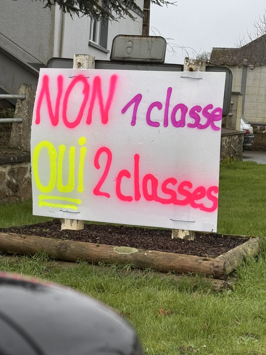 yfavennec's tweet image. Ce midi, à La Pellerine avec les élus locaux, enseignants,  parents d’élèves et enfants de l’école « la clé des champs » pour soutenir leur action contre la fermeture d’une #classe. Le maintien d’une seule classe à 9 niveaux serait une situation inacceptable !!! @education_gouv