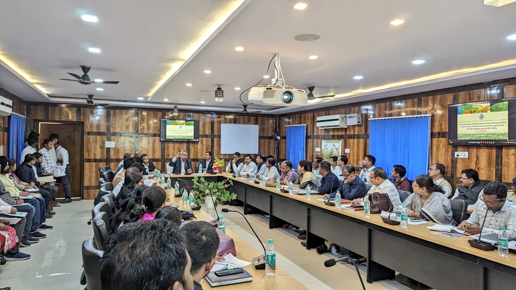 DfoBonai's tweet image. Rourkela  circle level training on Forest Land Information Decision  support system (FLI DSS) to #forest and #Revenue officers was organized at Bonai #DFO office . The training was chaired by  Shri P K Mallick PCCF(GIS IT) and RCCF Rourkela.
@CMO_Odisha
@ForestDeptt 
@pccfodisha