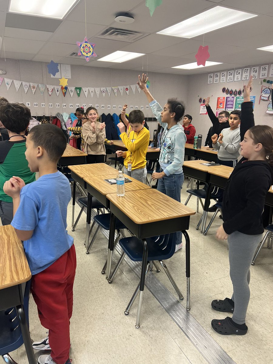 Ms. Jusits’ scientists are using their bodies to show what physical weathering of rocks means. Great review of key science terms happening in here! 🪨⛰️ @CB_Principal @MrsBellanca @JoeScoboria @cathy_shappell