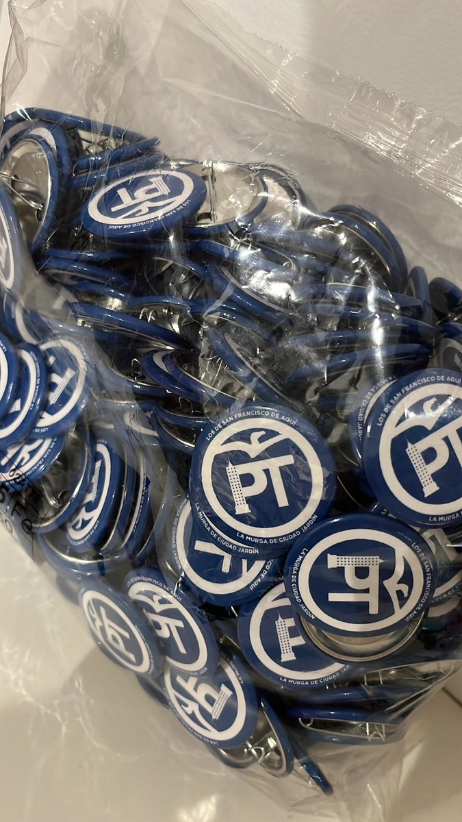 Tenemos pulseras y chapas familia!! Además de banderitas y folletos pregunta a cualquier de nuestros componentes 💙🎉