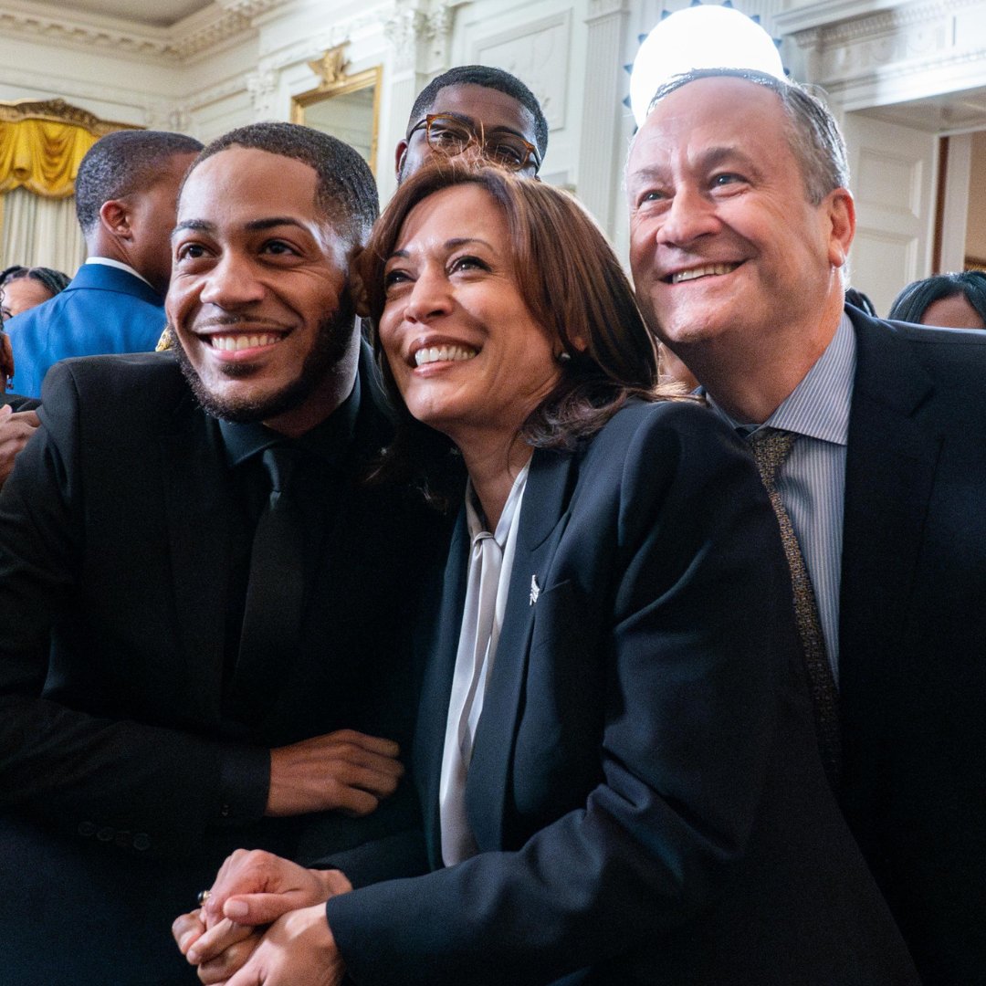 Kamala Harris tweet media