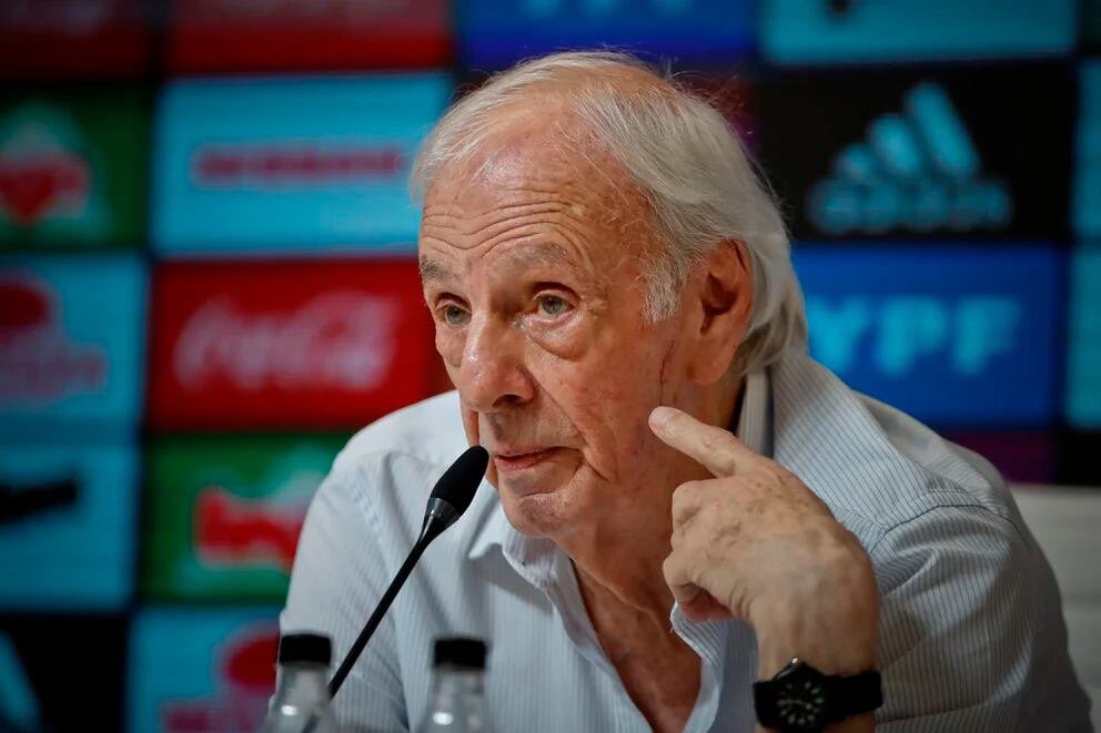 Relatoresconvos's tweet photo. “Pareciera que todos quieren vender la Argentina, sus clubes, sus empresas. El fútbol es un hecho cultural. Los clubes se hicieron con el sacrificio de los socios. Privatizar un club y transformarlo en un negocio le sirve solamente a los que hacen los negocios
Menotti en #AM770 https://t.co/J1UEK5A1qX