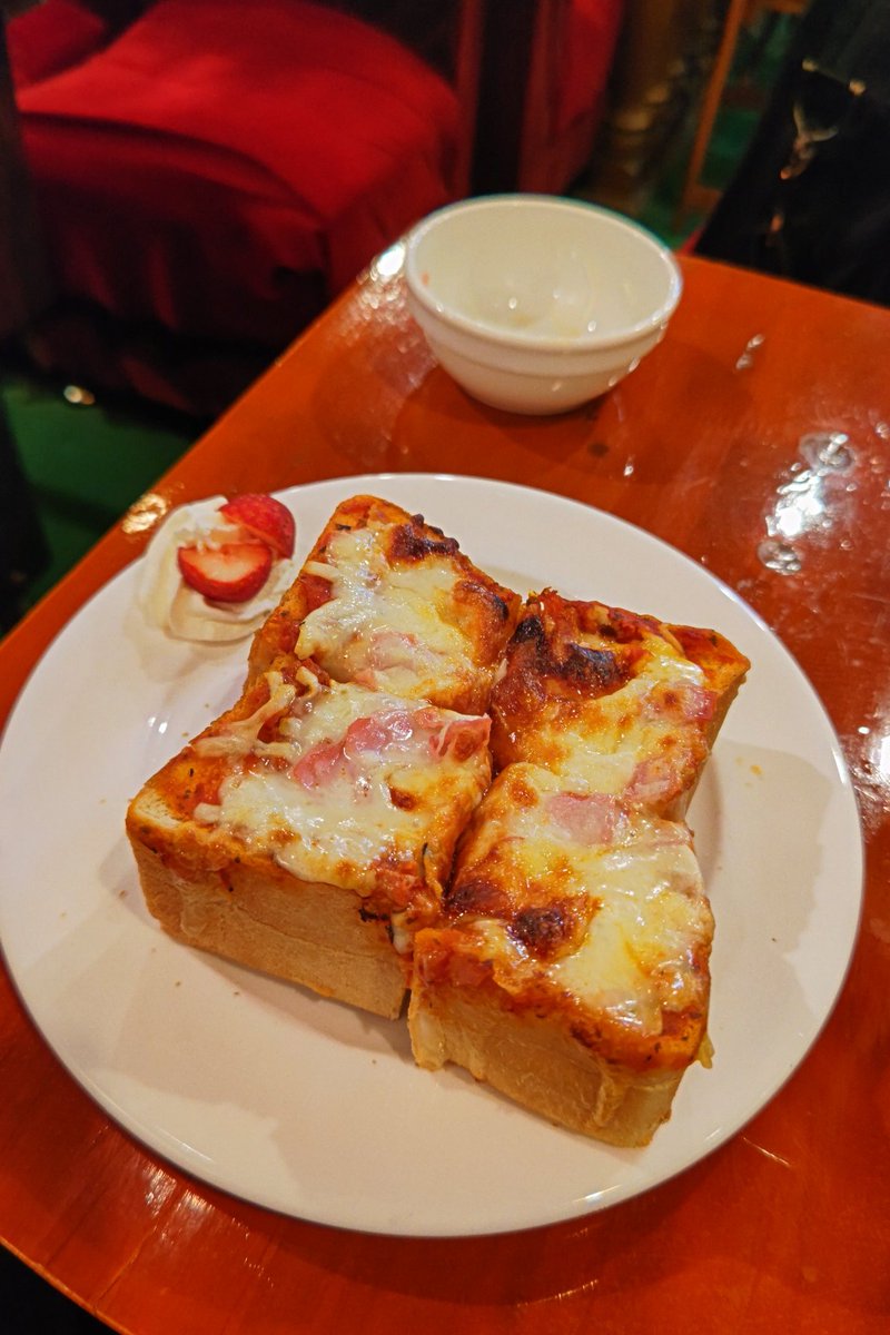Rose_bleue_s's tweet photo. やっと念願のダリへ。ランチタイムにピザ��ーストセット🍕パンは分厚く、とろりとしたチーズにタバスコをかけて食べた。ピリ辛が良い!いつかプリンを食べに行く
#カフェダリ #cafedali #純喫茶コレクション #喫茶店 #東京喫茶店 #tokyocafe #喫茶部 #喫茶店巡り #カフェ巡り #品川カフェ #港区カフェ https://t.co/1S43JPVUM8