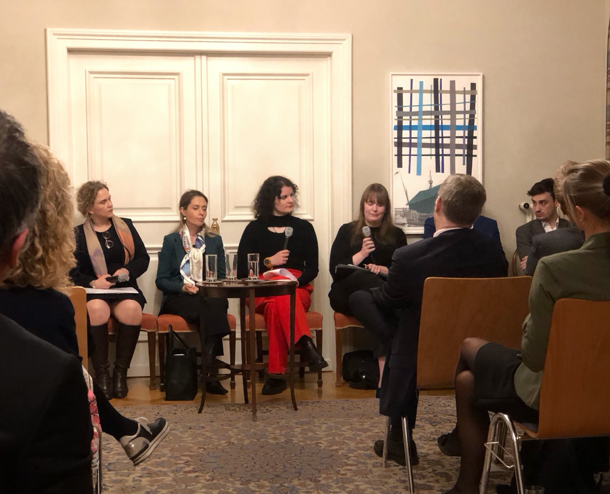 Yesterday, we hosted our first-ever Roundtable on AI Governance &amp; Regulation, welcoming 6 AI experts from different sectors in 🇬🇧&amp;🇨🇭

Building on the UK-led AI Safety Summit, which 🇨🇭 attended, the panel explored bilateral cooperation &amp; AI’s role in policy, security &amp; innovation.