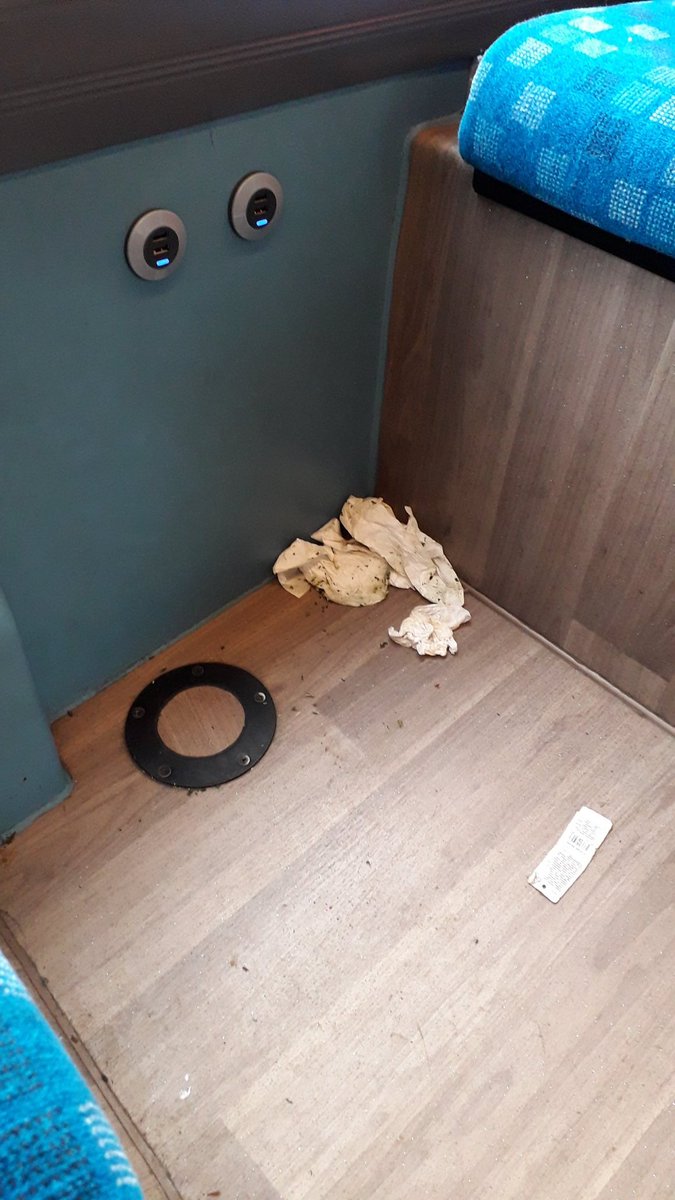 SoulSista0323's tweet image. @TfL , maybe you shouldn't have bothered to bring in new buses.☹
#bus417 to Clapham Common
#dirty_passengers