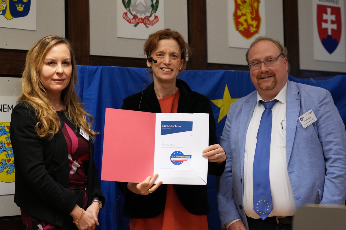 Bildung_SH's tweet photo. Bildungsministerin @prienkarin hat heute in der Beruflichen Schule Elmshorn 19 Schulen aus #SchleswigHolstein erneut für ihr nachhaltiges Engagement für europäische Grundwerte mit dem Siegel #Europaschule ausgezeichnet.
Alle Schulen unter ➡️ https://t.co/tRxCSyiOi3 https://t.co/b4CaHSaRUP