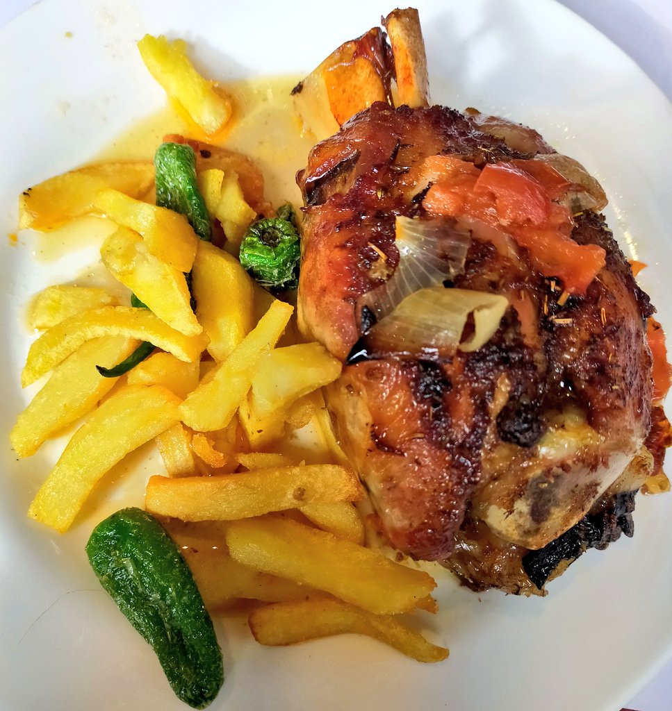 mariobadia's tweet photo. #MenuDelDia a l'#EsquerraEixample amb el @DaniPons73
#Bar O'Canto #gallec
- Ous ferrats amb xistorra
- 'Potaje' de cigrons i bledes
- Vedella estofada amb patates
- Braó al forn
Bona recomanació de'n @Robadorenyo
Tip fins dalt!
@EsmorzarsLleida @debarenbarri @EOVeoBares https://t.co/Isr7qDbUOS