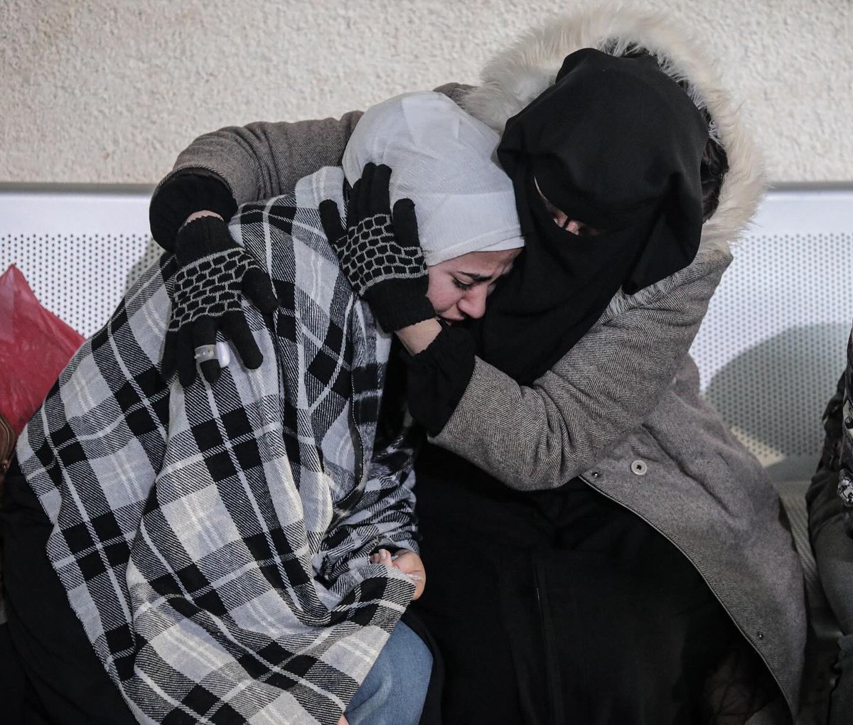loayphoto's tweet photo. Photos | Relatives of the Palestinians who lost their lives bid farewell in front of the morgue of Abu Youssef Al-Najjar Hospital after the Israeli army targeted their home east of Rafah.

(@loayphoto for @washingtonpost 📷) https://t.co/rwKHArU7Jn