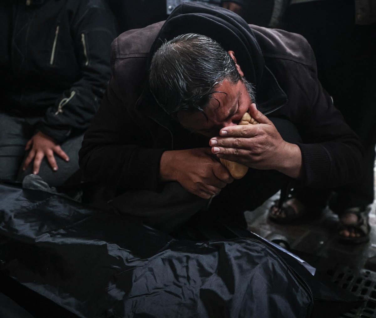 loayphoto's tweet photo. Photos | Relatives of the Palestinians who lost their lives bid farewell in front of the morgue of Abu Youssef Al-Najjar Hospital after the Israeli army targeted their home east of Rafah.

(@loayphoto for @washingtonpost 📷) https://t.co/rwKHArU7Jn