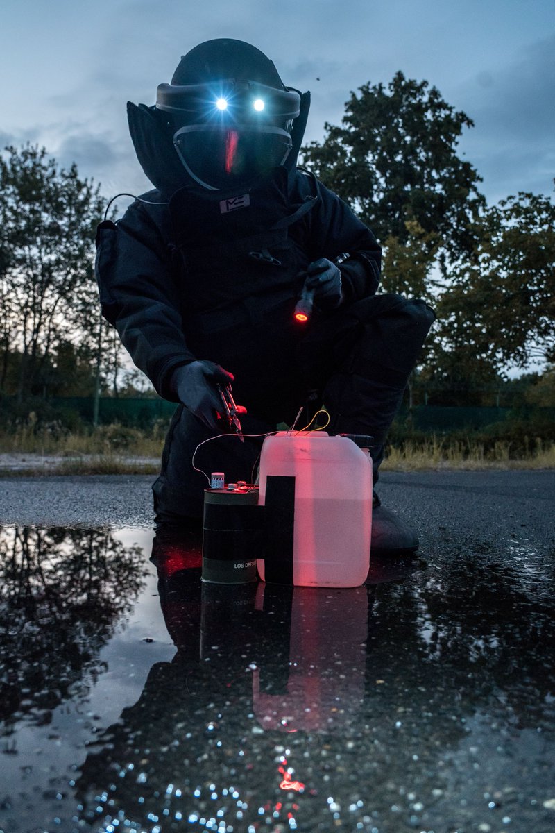 bpol_11's tweet photo. Jetzt bloß nicht nervös werden, das #Wochenende steht vor der Tür.
Auch am Wochenende sind unsere #Spezialkräfte des Entschärfungsdienstes der #Bundespolizei im Einsatz.
Genießt die freien Tage! 😎
#EntschD #D11 https://t.co/9BHpxkiwF0