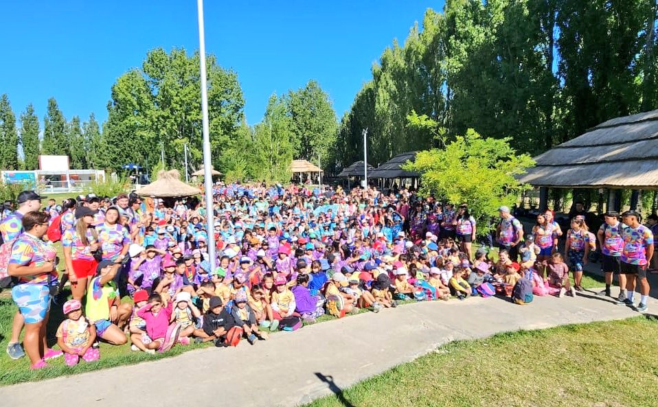 prensa_gabriel's tweet photo. Termino #LaColoniaVacaciones en #Zapala @CarlinKoopmann #DanielLLorenti #RealidadCompartidaTV El Intendente Llevó a Cabo la Actividad para más de 1300 Chicos y #ProfesoresdeEducaciónFísica Esto le dio Calidad a la #Colonia https://t.co/KMIKrQ4Ng3