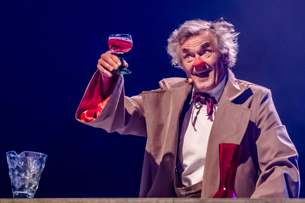 ALAAF! 🎊 Team Speelhuis wenst jullie heel veel plezier de komende dagen! In de stad, thuis voor de buis of bij Genesius in Het Speelhuis! 😃

De allerlaatste kaarten voor de carnavalsklucht zijn nog te bemachtigen via theaterspeelhuis.nl. 

#hetspeelhuis #carnaval #helmond