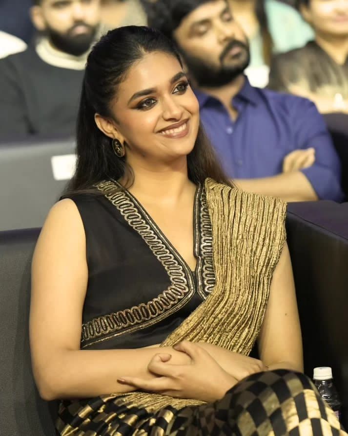 krishna_ks_fan's tweet photo. @KeerthyOfficial 🖤✨

#SirenAudioLaunch  #Siren 
#KeerthySuresh  #keerthy_100 https://t.co/lJvPTzlBbP