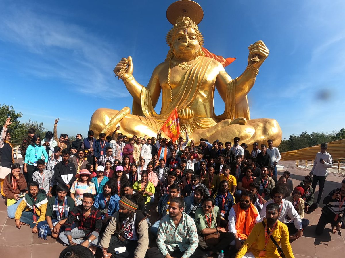 Ladki_Nakhreli's tweet photo. How it started.    How it's going 
जय श्री राम
#RamotsavYatra https://t.co/OtNNTpYw88