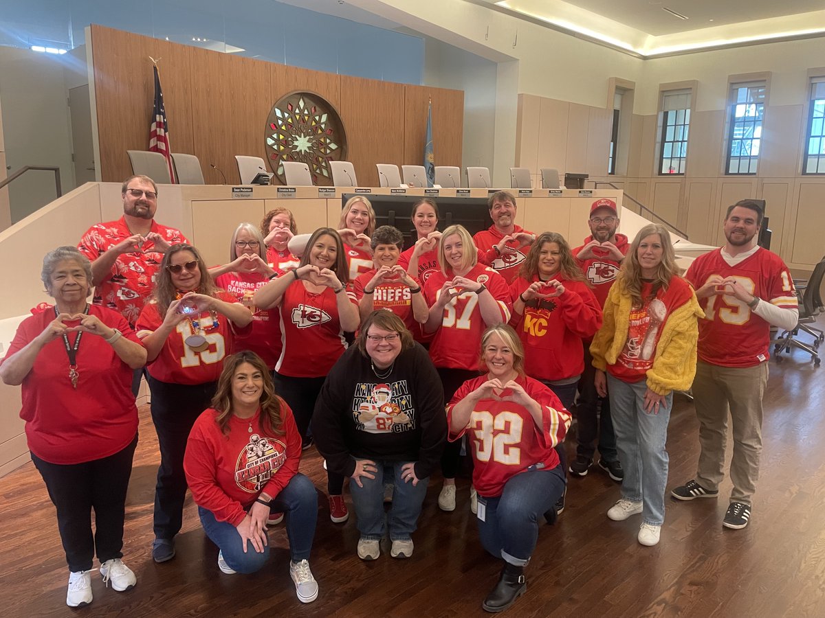 BonnerSpringsKS's tweet photo. Welcome to the #RedKingdom (City Hall version)!  #GoChiefs https://t.co/u1iIxHAMZl