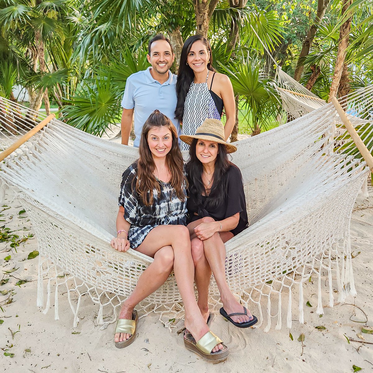 Commettainc's tweet image. La crème de #Cancun! ☀️ 

It was a pleasure for some of our team members to finally meet Jaz and Sandra in person in beautiful #Playa del Carmen this week 🥥

#ShineOnline