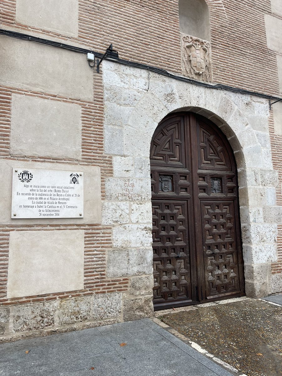 Espectacular Hostería del Estudiantes. Hemos comido las mismas migas que comía Lorca en los años 30’s y luego visita al claustro del patio trilingüe donde Cisneros tradujo la biblia con una imprenta y donde Colon consiguió el dinero de la Reina

I ❤️ Alcalá