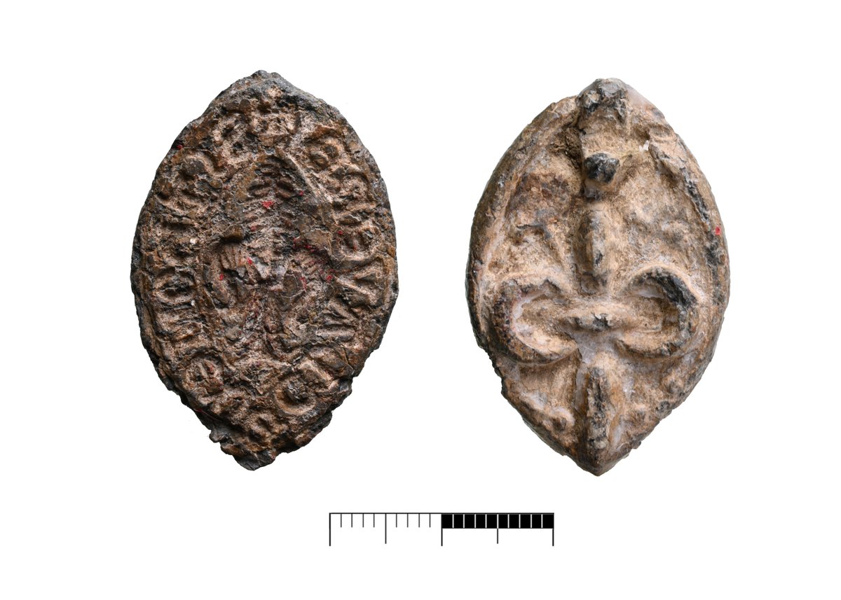 FLODurhamFLO's tweet image. “Let Him Be A Man Of Glory”
...at least that's our best effort at translating the inscription we think is '+ SIT hOMENE GLAVERE' on this C13th medieval vessica seal matrix.
Unusual to see decoration of both faces of the seal.
#FindsFriday
finds.org.uk/database/artef…
