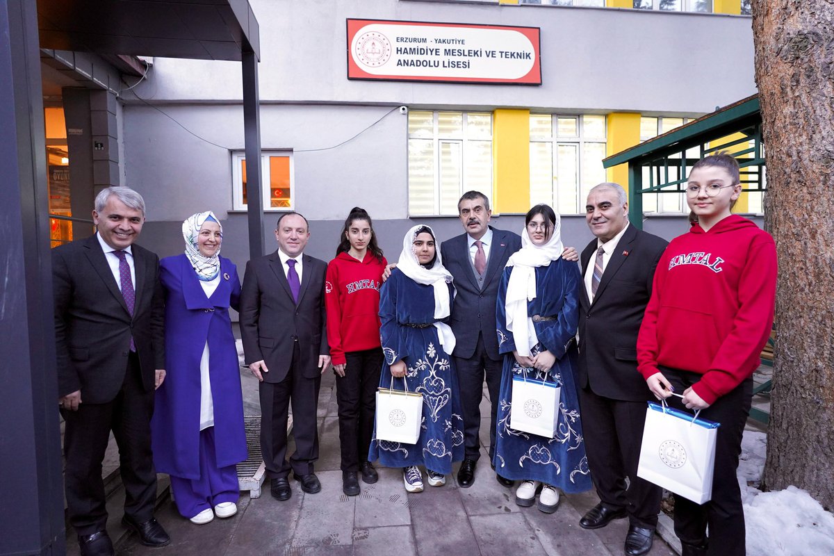 Hamidiye Mesleki ve Teknik Anadolu Lisemizde öğretmenlerimizin muhabbetine ortak olduk.

#ÖğretmenlerOdası en güzel buluşma yerimiz.

Bizleri okullarında misafir eden meslektaşlarıma teşekkür ediyorum.