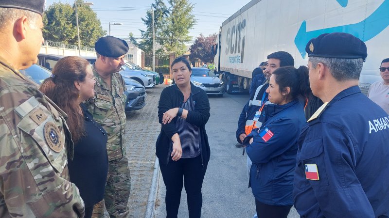 Armada_Chile's tweet photo. Jefe de Defensa de las Provincias de Valparaíso y Marga – Marga recorrió zonas afectadas por el incendio

FF.AA., de Orden y Seguridad Pública, se han desplegado para llegar a todas las zonas afectadas por los incendios

Conoce más en https://t.co/foNJfxuJRN

#ArmadaSeDespliega https://t.co/AZJlycHLrO